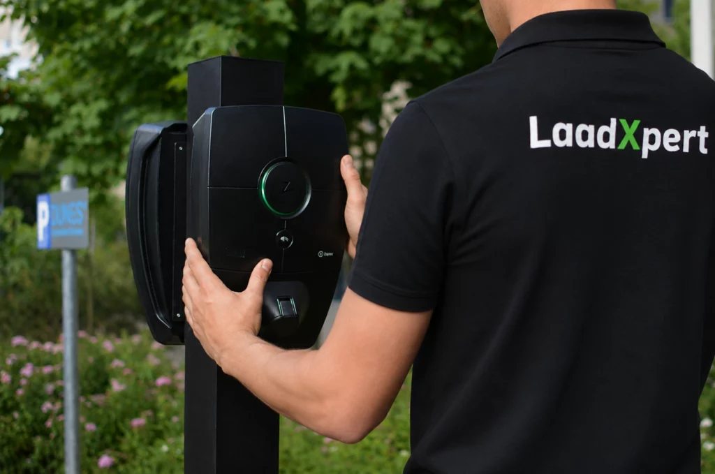Zaptec Pro laadpaal voor zakelijk laden met professionele installatie.