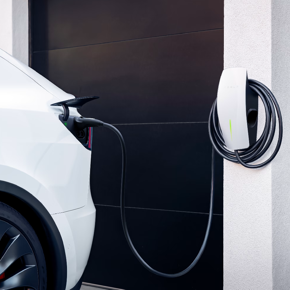 Tesla auto zelf thuis opladen met laadstation van Tesla.