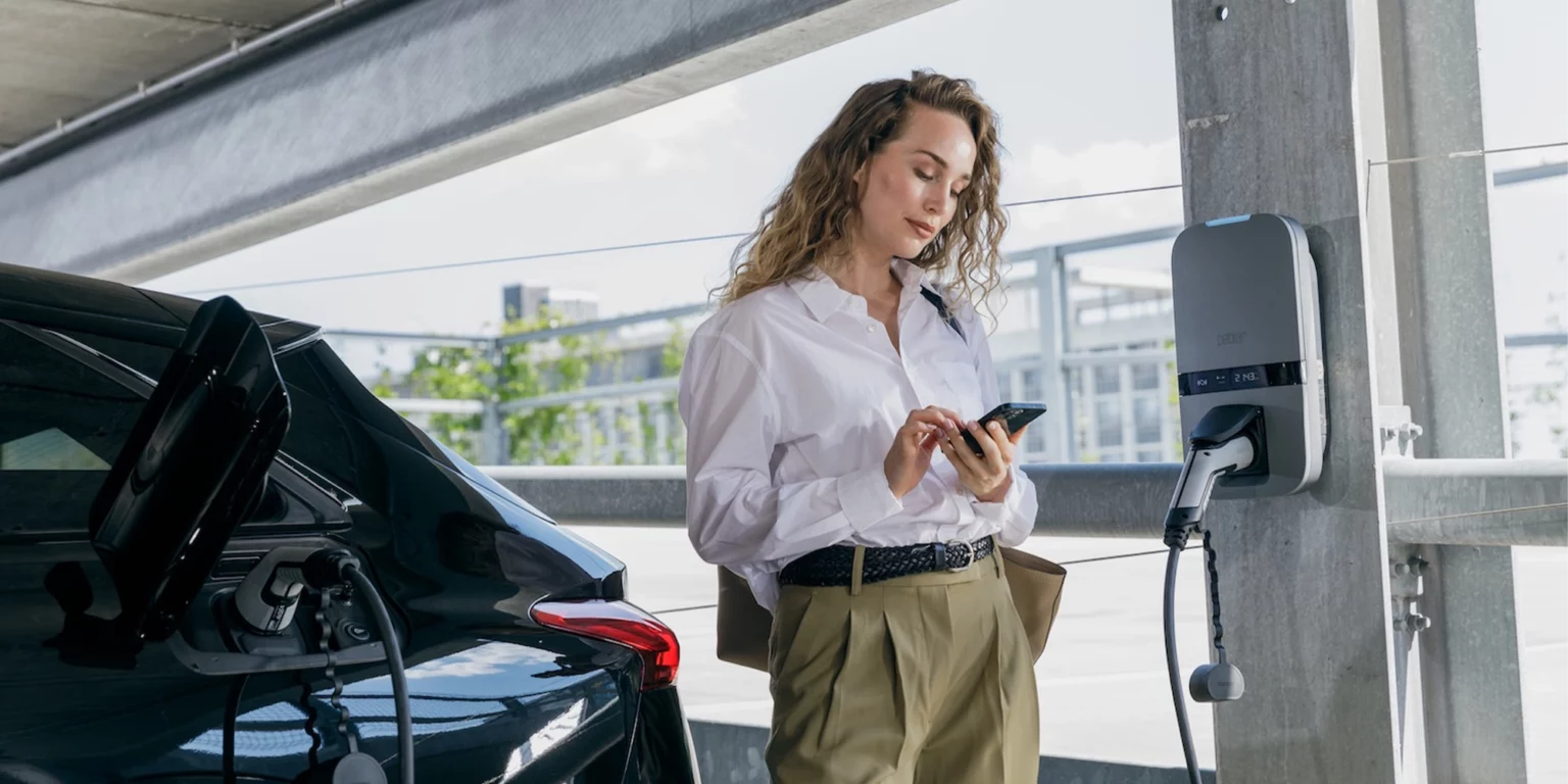 Peblar Business slimme autolader voor zakelijk laden.